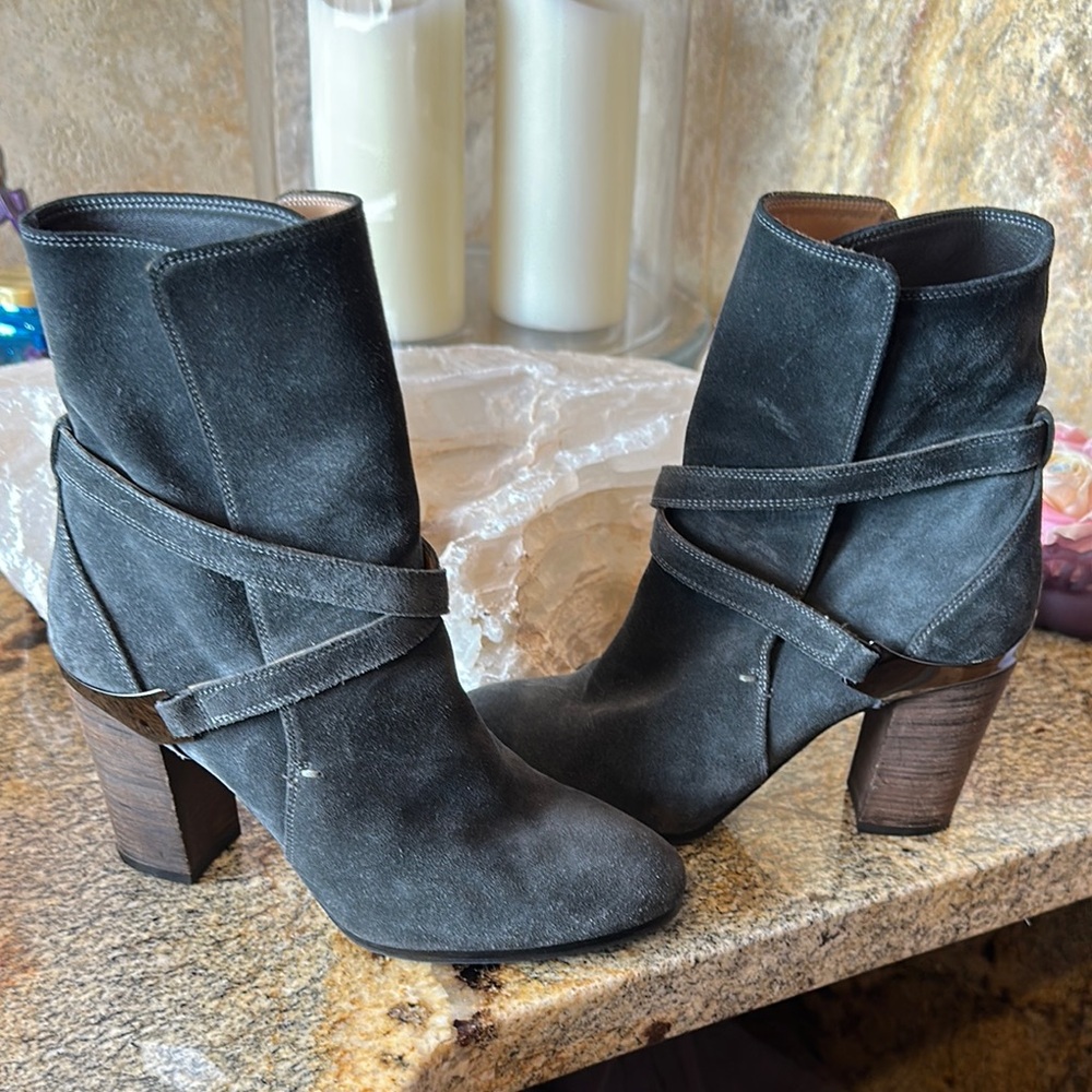 Lanvin Black Heeled Boots with Sleek Design